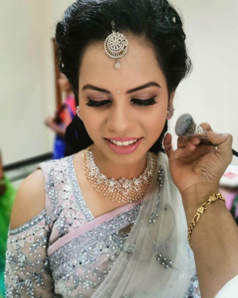 Things to remember before choosing the bridal makeup artist-3